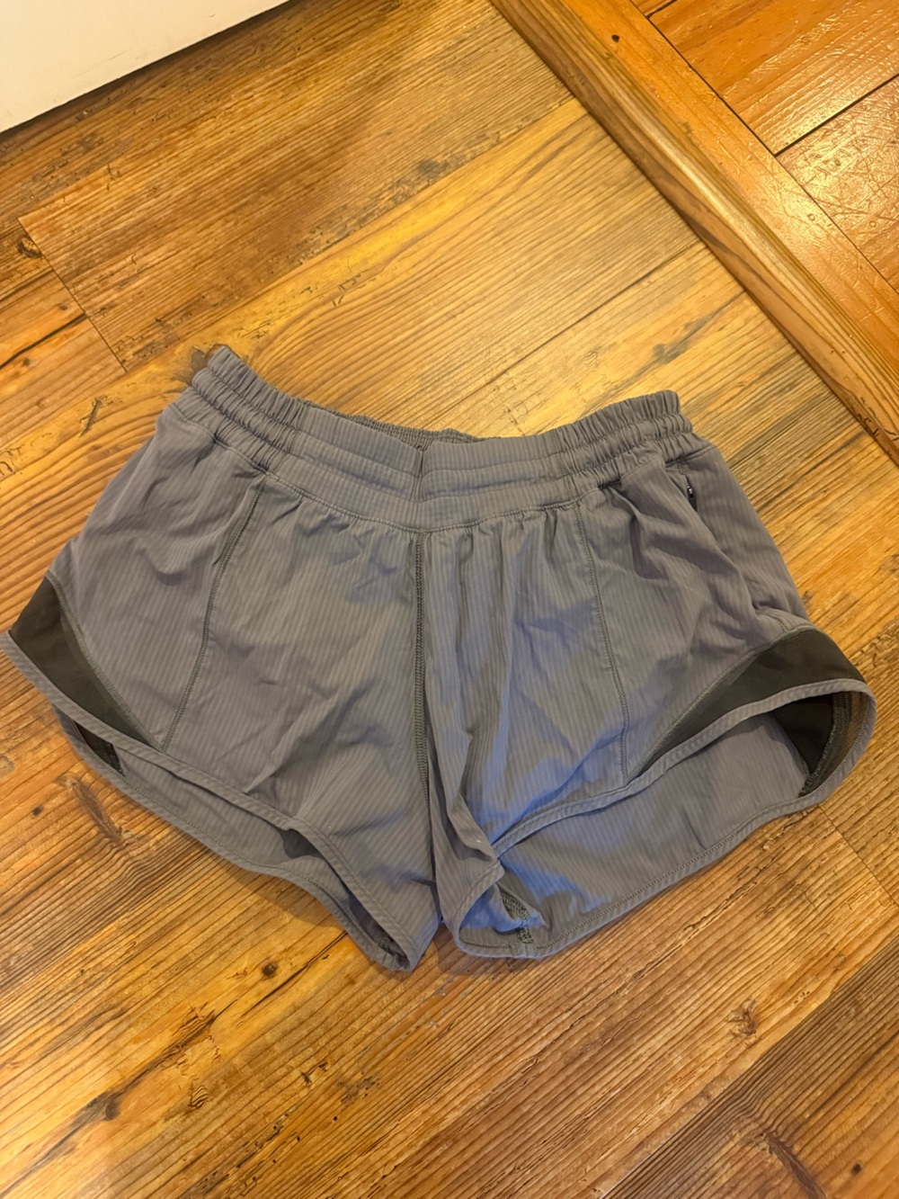 Women’s Lululemon Hotty Hot Low-Rise 2.5” in Gray